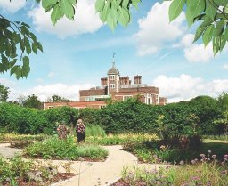 �K�[�f���z����Charlton House
